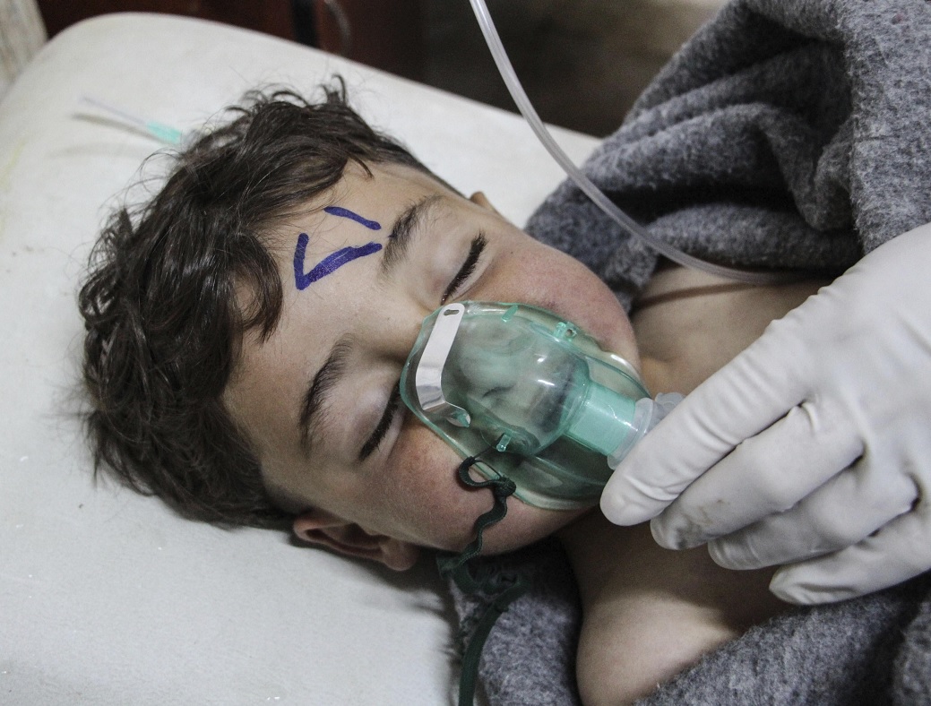 Un nino recibe tratamiento médico tras un ataque químico en el sur de la provincia de Idleb, en Siria (EFE, archivo)
