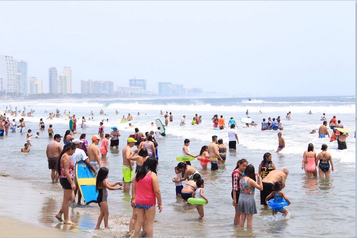 Cientos de vacacionistas disfrutan de las playas de Acapulco, Guerrero; las autoridades alertan de una ola de calor (NTX)