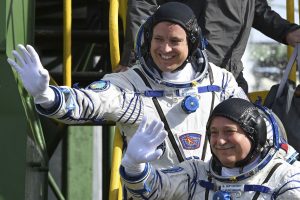 En la Soyuz viajan el cosmonauta ruso, Fiódor Yurchijin, y el astronauta estadounidense, Jack Fischer. (AP)