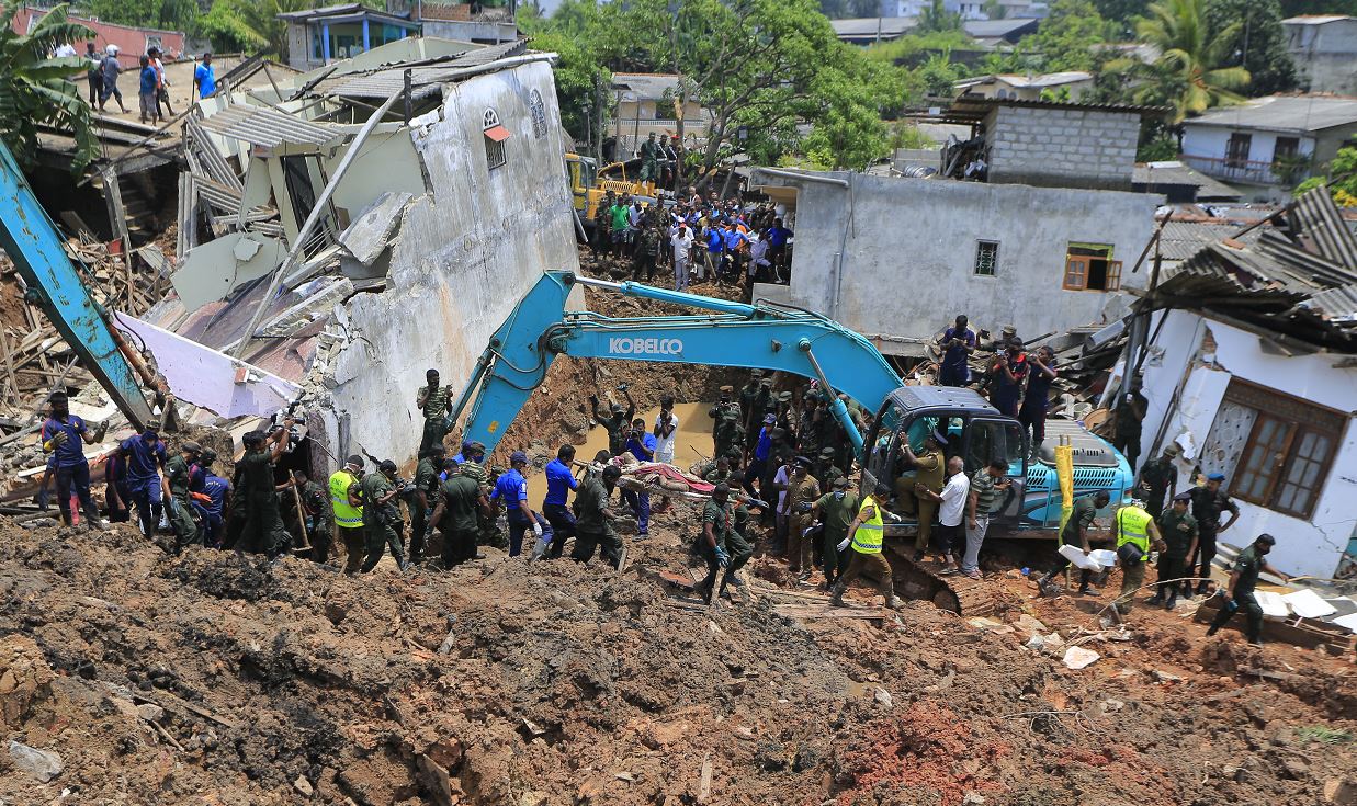 Toneladas de barro y basura se derrumban sobre viviendas cerca de un vertedero en Sri Lanka; hay al menos 29 muertos y varios desaparecidos. (AP)