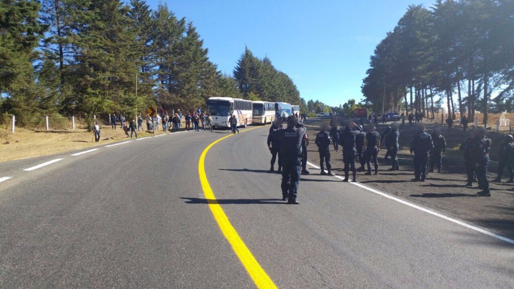 Policías vigilan carreteras de Michoacán ante manifestaciones de comuneros. (Twitter/@MICHOACANSSP)