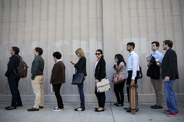 Personas que buscan subsidio por desempleo. (Getty Images)