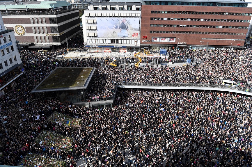 La gente se reúne en Sergels torg en el centro de Estocolmo para una vigilancia contra el terrorismo (Reuters)