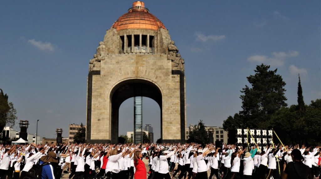 Celebran Día Internacional del Tai chi en el Monumento a la Revolución