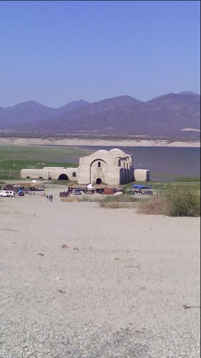 Templo dominico emerge de la presa Benito Juárez debido a la severa sequía que afecta a Oaxaca (Twitter @raultoledo70)