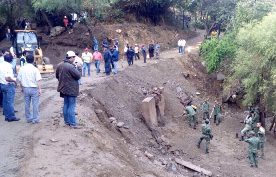 Continúa la búsqueda de una mujer desaparecida por la intensa lluvia en Teotitlán de Flores Magón, Oaxaca(Twitter: @alejandromurat)