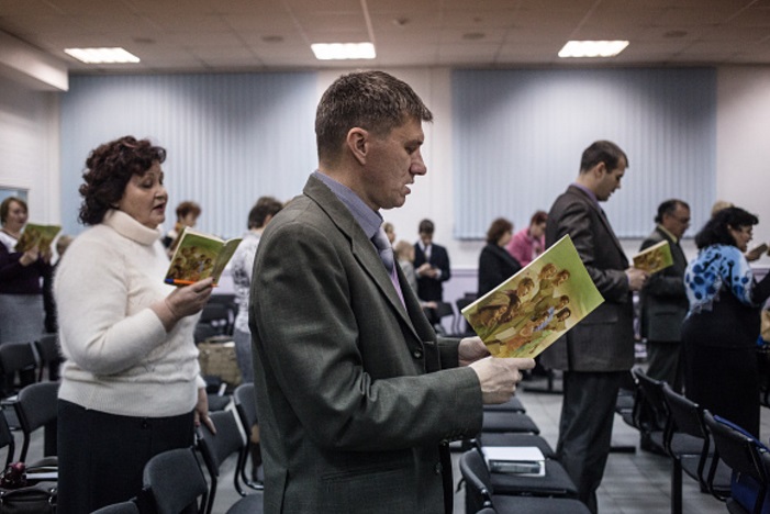 Los testigos de Jehová cantan canciones al comienzo de la reunión en Rostov-on-Don (Getty Images)