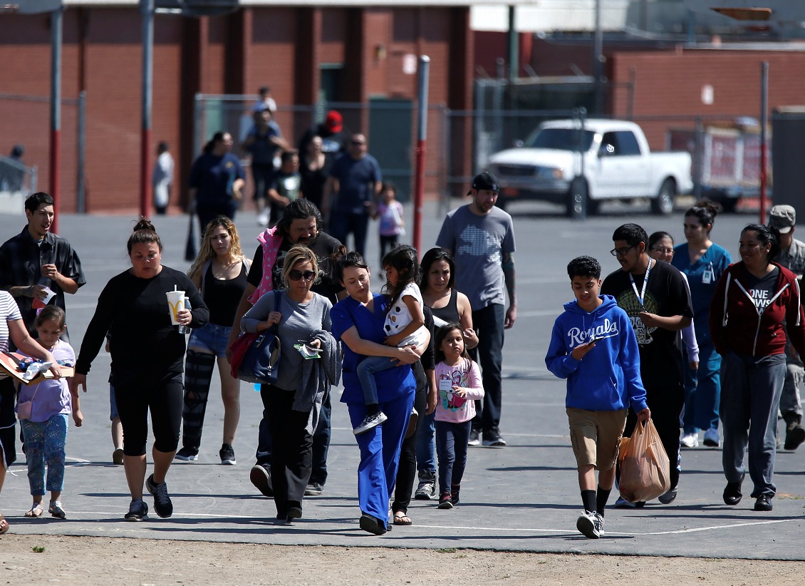 Los estudiantes que fueron evacuados después de un tiroteo en la escuela primaria North Park en San Bernardino, California (Reuters)