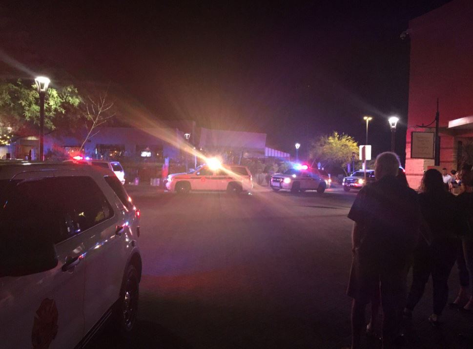 El tiroteo ocurrió alrededor de la noche del viernes en centro comercial La Encantada Mall, de Tucson. (@EJJunkerKOLD)