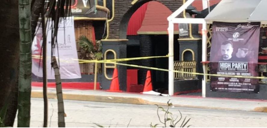 Un ataque a disparos en un bar de Cancún deja tres personas muertas y dos heridas; en el bar las autoridades encontraron una manta presuntamente firmada por el CJNG. (Twitter@Noticaribe)