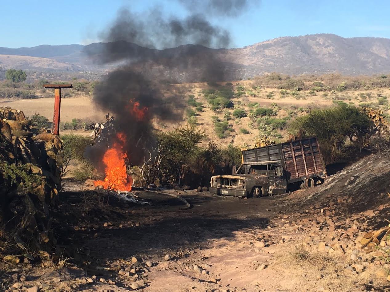 Incendio en un ducto a consecuencia de una toma clandestina en la comunidad de Santa Ana Azcapotzaltongo, Hidalgo. (Noticieros Televisa)
