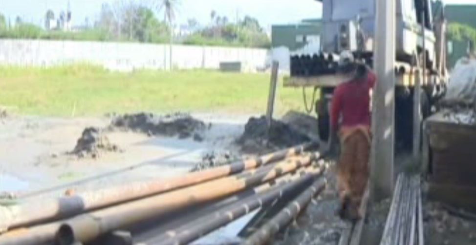 Trabajador carga un tubo en obras de agua potable en Coatzacoalcos (Noticieros Televisa)