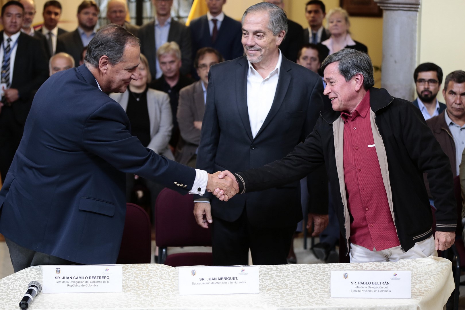 Los jefes negociadores del gobierno colombiano, Juan Camilo Restrepo, y del ELN, Pablo Beltrán, anuncian que trabajarán en un programa de desminado humanitario. (EFE)