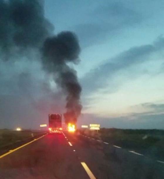 Fuego consume tráiler sobre la carretera Monterrey-Nuevo Laredo (Noticieros Televisa)