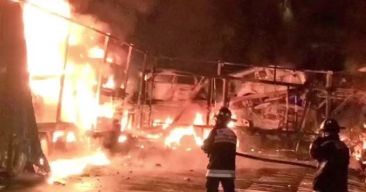 Las llamas calcinaron nueve vehículos que eran transportados en la unidad (Noticieros Televisa)