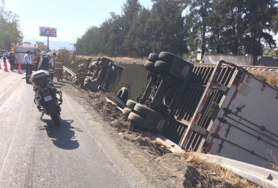 Debido al peso de la carga, la unidad quedó sobre una cuneta a un costado de la carretera a Nogales. (Twitter: @Notisistema)