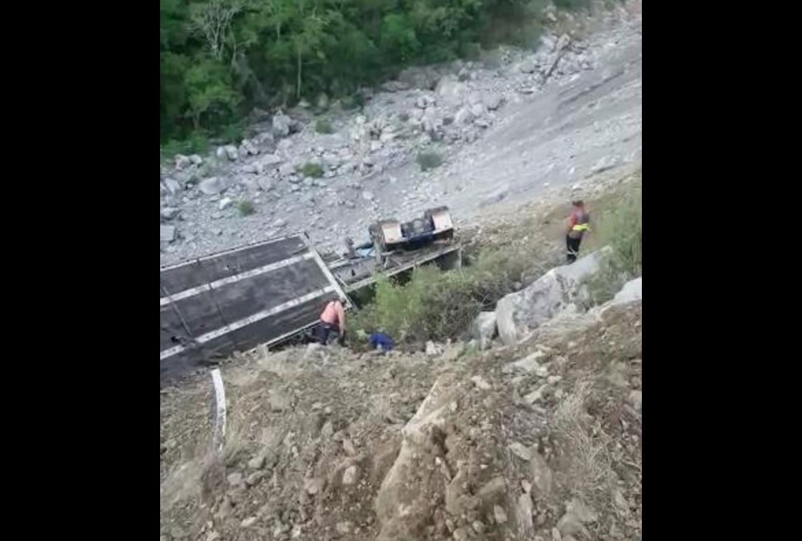 Un tráiler cayó al voladero de una carretera en Ciudad Victoria, Tamaulipas. (Twitter: @FrepeMtz)