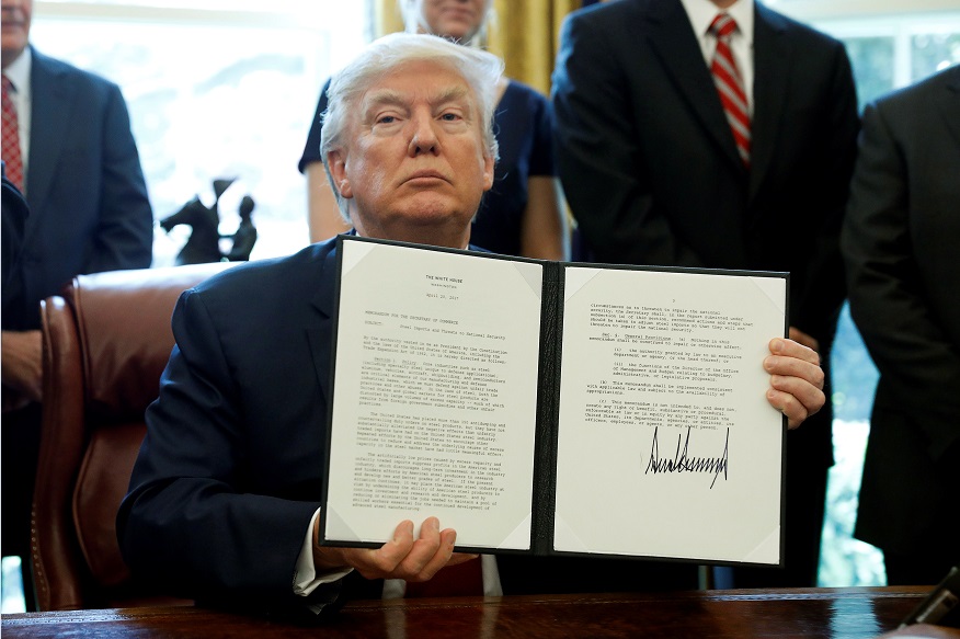 Donald Trump, presidente de Estados Unidos, firma orden ejecutiva para investigar las importaciones de acero a Estados Unidos (Reuters)