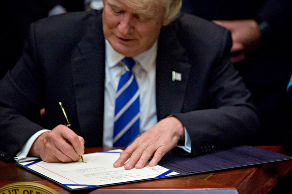 El presidente Donald Trump firma una orden ejecutiva. (Getty Images)
