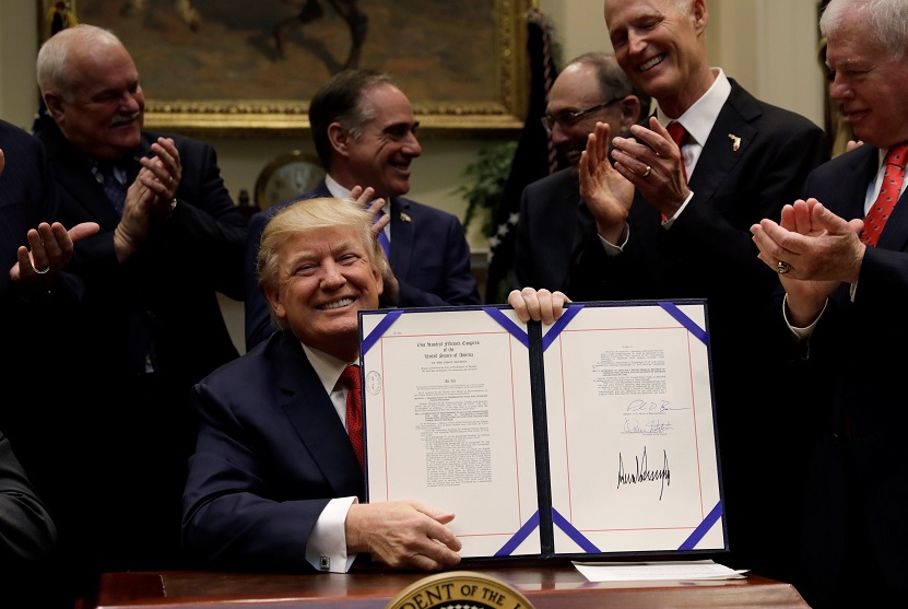 El presidente de EU, Donald Trump, sonríe después de firmar la Ley de Extensión y Mejoramiento del Programa de Selección de Veteranos, en la Casa Blanca en Washington, EU (Reuters)
