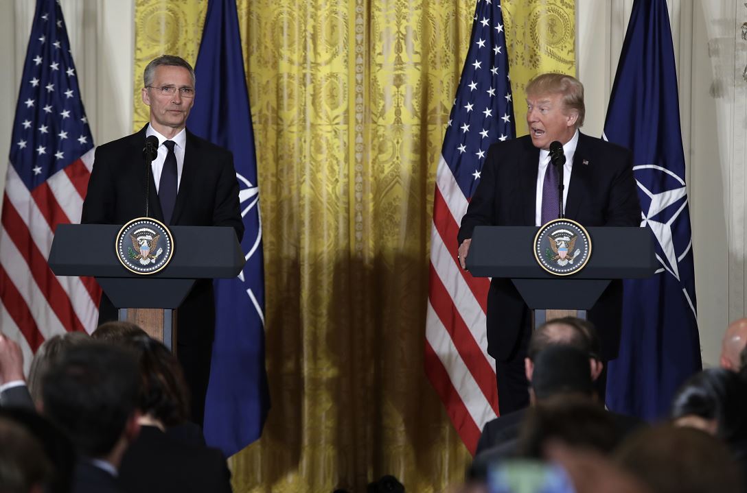 El presidente Donald Trump habla durante una conferencia de prensa con el Secretario General de la OTAN, Jens Stoltenberg, en la Sala Este de la Casa Blanca en Washington. (AP)