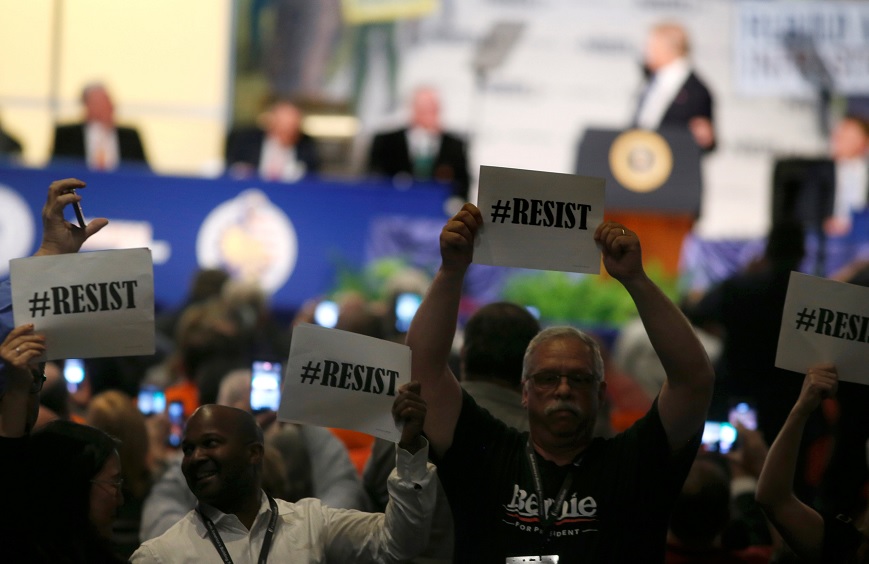 Los inconformes mostraron pancartas con el lema #Resist en rechazo al presidente Donald Trump (Reuters)
