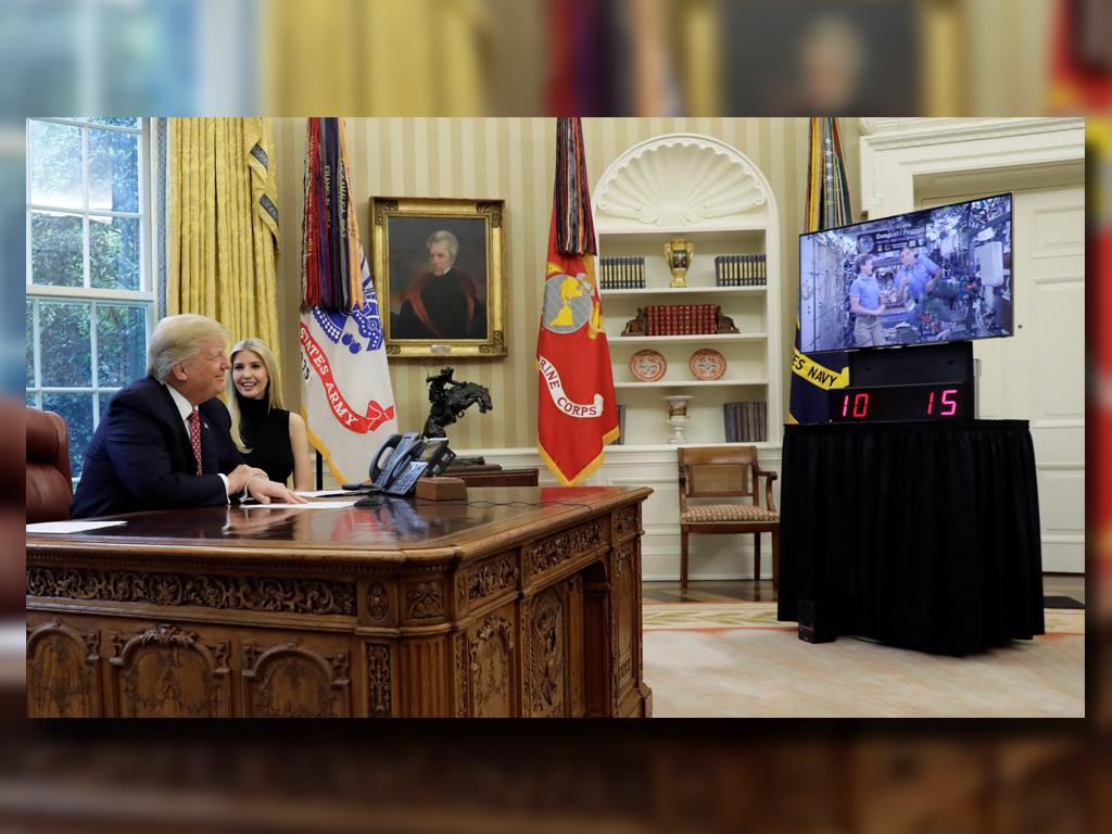 El presidente Donald Trump y su hija Ivanka realizan una videoconferencia con la Comandante Peggy Whitson y el ingeniero de vuelo Jack Fischer de la NASA (Reuters)
