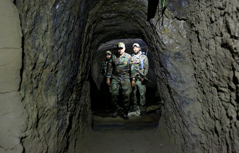 Fuerzas Especiales afganas inspeccionan dentro de una cueva que fue utilizada por militantes del EI en el sitio donde hizo explosión la "madre de todas las bombas" (Reuters)