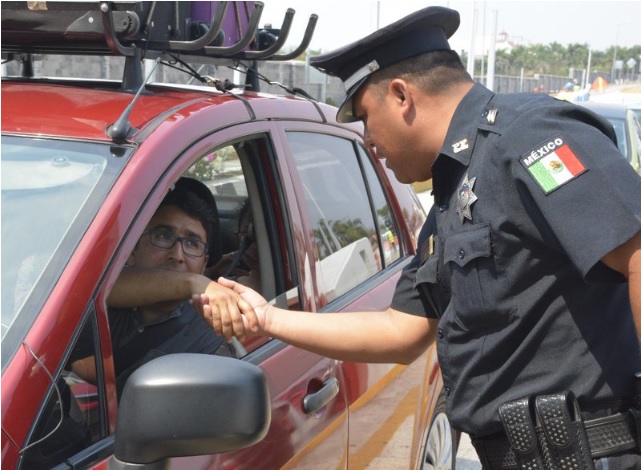 Elemento de la Policía Federal atiende a un automovilista; autoridades en Veracruz reportan una mayor afluencia de vacacionistas (Twitter @PoliciaFedMx, archivo)