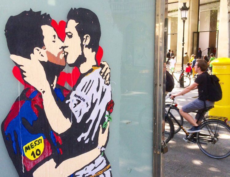 Tvboy tituló el beso de Messi y Ronaldo: ‘El amor es ciego’.