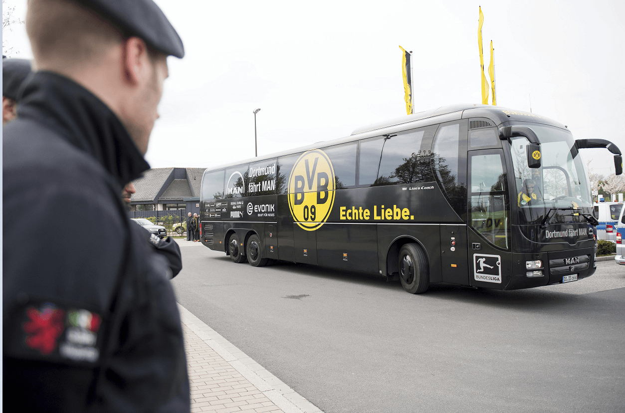 Un autobús del equipo llega a los campos de entrenamiento del Borussia Dortmund en Dortmund, Alemania. (AP)