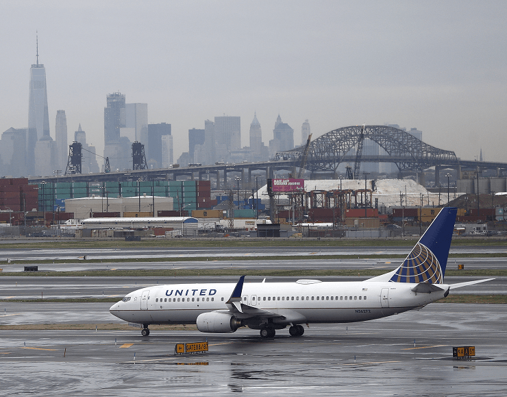 Un avión de United Airlines en el aeropuerto de Nueva York. (AP, archivo)