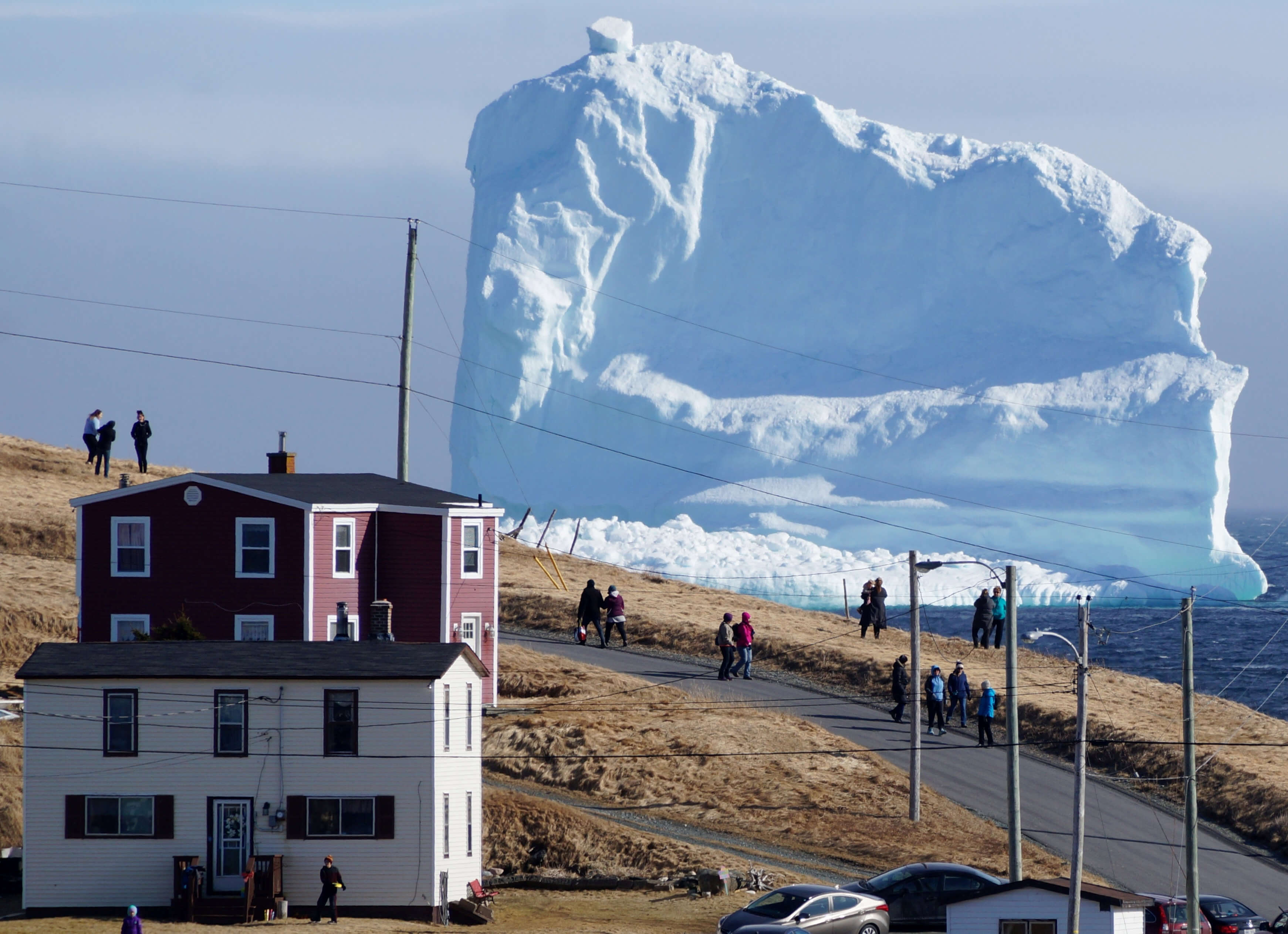 Un enorme iceberg apareció en las costas de Canadá.