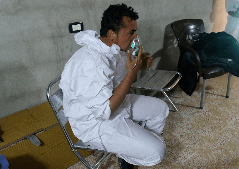 Un hombre usa una máscara de oxígeno luego del ataque químico en la localidad siria de Khan Sheikhoun. (Reuters, archivo)