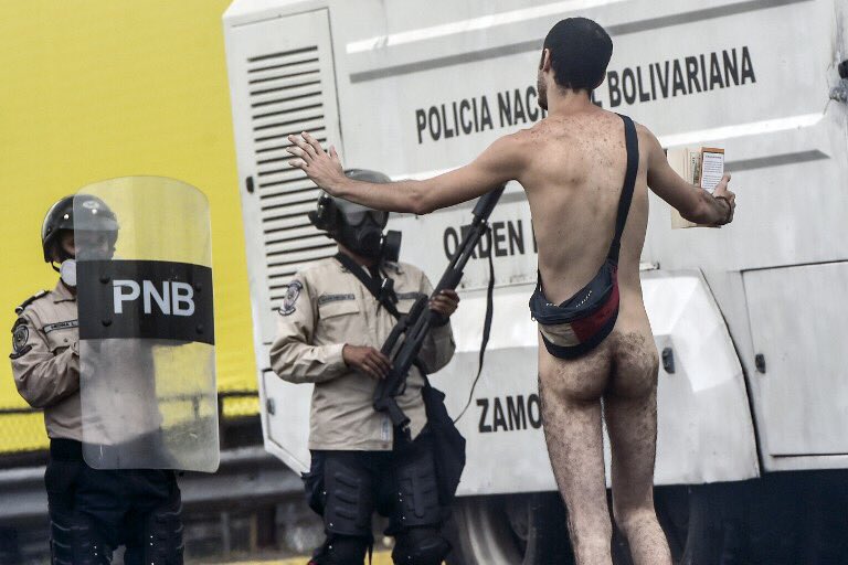 Un manifestante desnudo enfrentó a policías venezolanos.