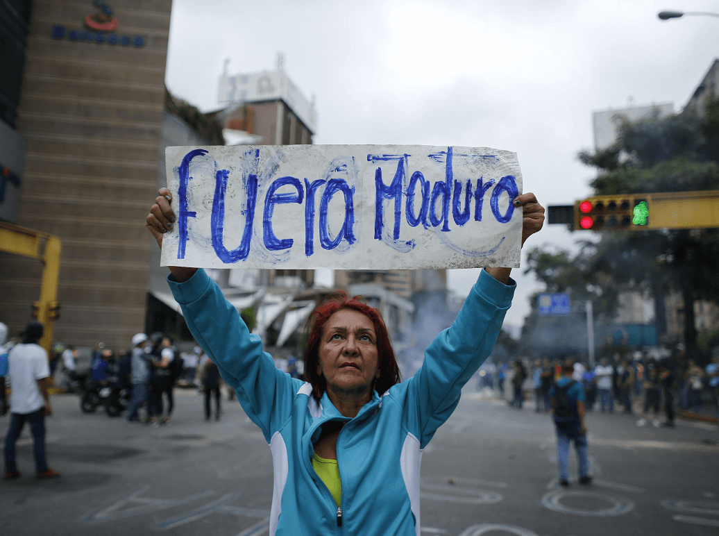 Una mujer sostiene un cartel contra el gobierno de Nicolás Maduro, en Venezuela. (AP)