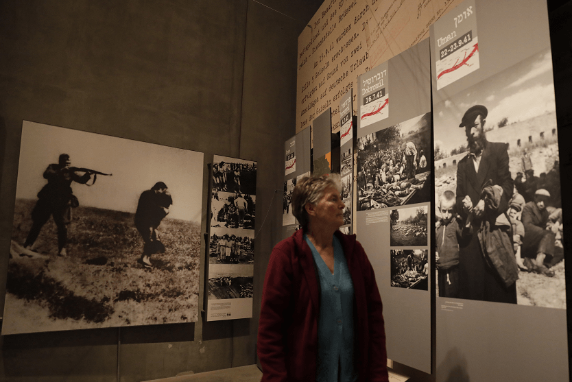 Una mujer visita el Museo del Holocausto en Jerusalén. (AP, archivo)