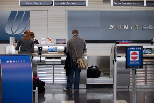 El año pasado, United Airlines forzó a 3,765 personas a ceder su asiento a cambio de una compensación, mientras 62,895 lo aceptaron voluntariamente. (Getty Images)