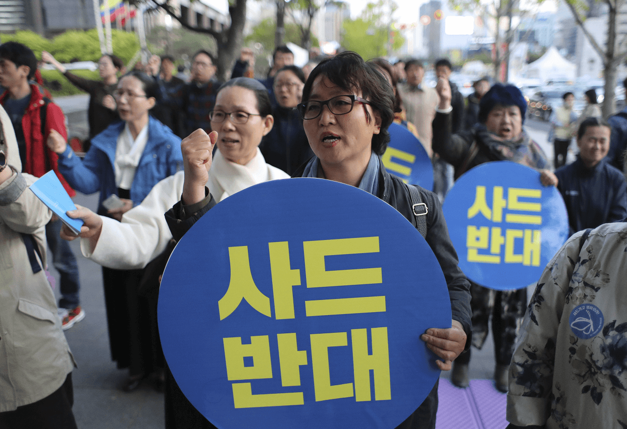 Varias personas protestan en Corea del Sur contra el sistema antimisiles de EU. (AP)