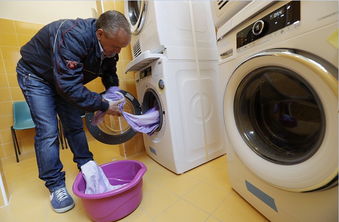 Ciro Guardaccione es un indigente que acude a la lavandería del Vaticano instalada en el centro comunitario Sant’Egidio, en Roma (AP)