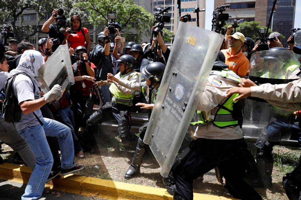 Opositores al régimen del presidente Nicolás Maduro y fuerzas de seguridad chocan en Caracas durante una manifestación (Reuters)