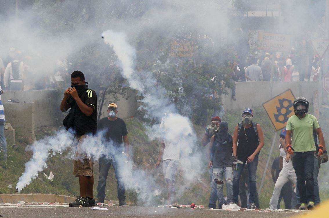 La Guardia Nacional venezolana usó gases lacrimógenos para dispersar a los manifestantes. (AP)