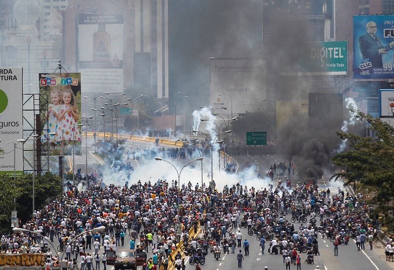 La policía antidisturbios y los manifestantes chocan durante una manifestación contra el gobierno del presidente de Venezuela, Nicolás Maduro, en Caracas, Venezuela (Reuters)