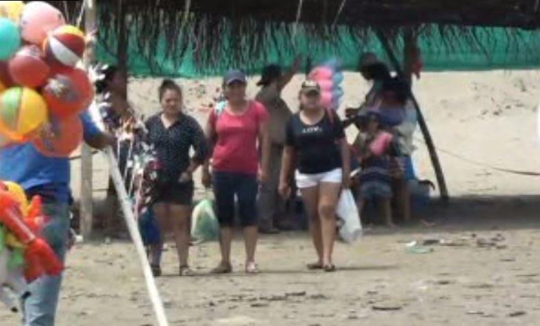 Mujeres se protegen de las altas temperaturas en Veracruz