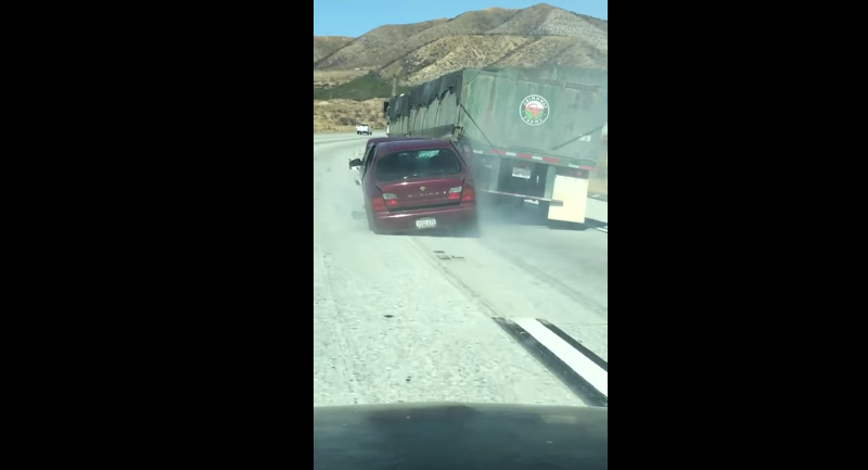 video de camion arrastrando coche sin darse cuenta
