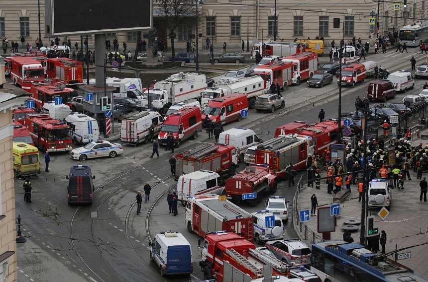 Vista general de los servicios de emergencia que asisten a la escena fuera de la estación de metro Sennaya Ploshchad, tras las explosiones en dos vagones de tren en San Petersburgo (Reuters)