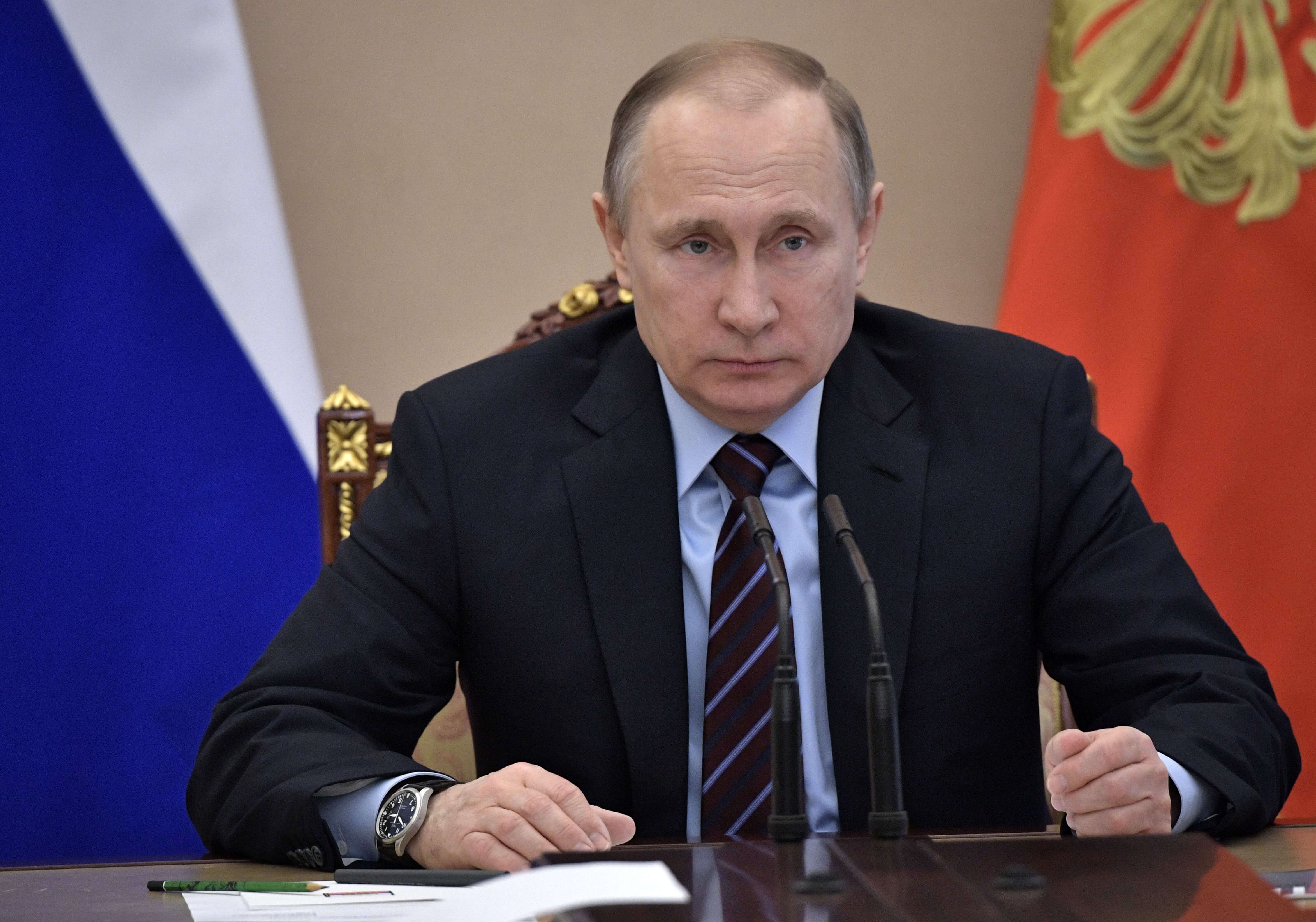 Vladimir Putin, presidente de Rusia, sentado tras de un escritorio