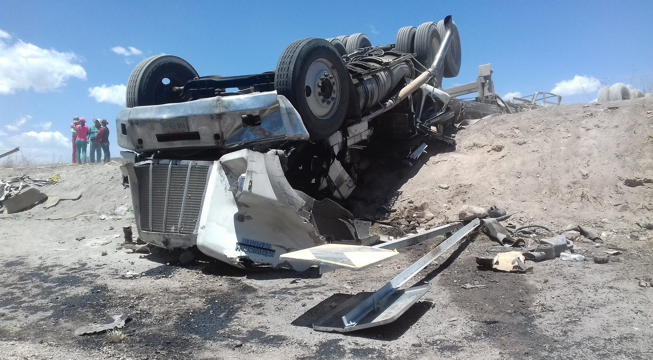 4 lesionados y una persona fallecida resultado de volcadura de un tráiler con cemento en la carretera estatal Juventino Rosas - Guanajuato. (Twitter @suegemergencias)