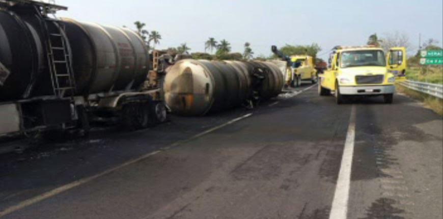 Una pipa cargada con 60 mil litros de diésel vuelca y se incendia en la autopista Nuevo Teapa-Cosoleacaque. (Noticieros Televisa)