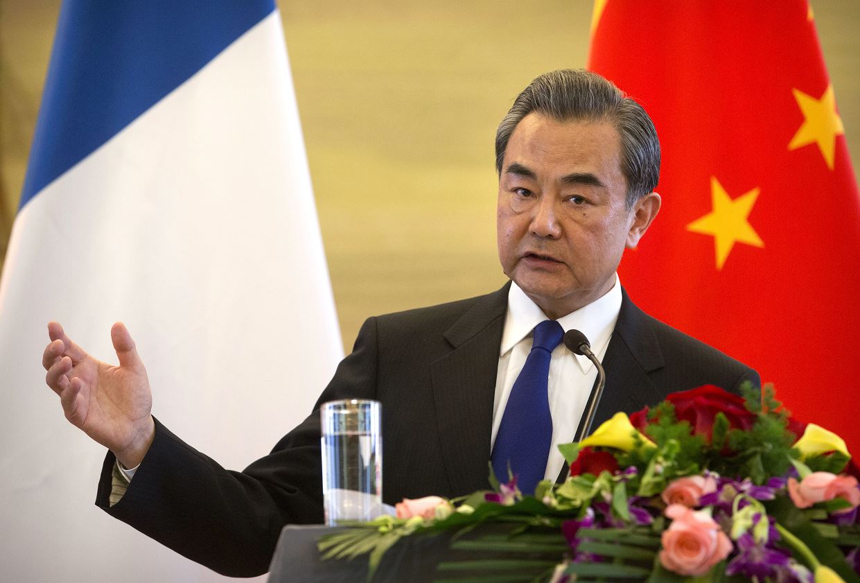 El ministro chino de Exteriores, Wang Yi, urgió a retomar el diálogo y a 'no dejar que las cosas evolucionen hasta un punto irreversible'. (AP)